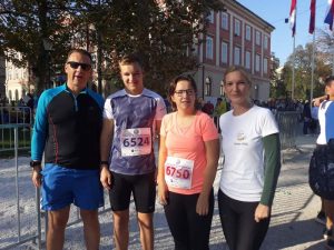 Erlend, Luka, Irena in Jelena pred začetkom teka