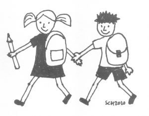 Deklica in deček s šolsko torbo, se držita za roke in hodita. Oba se smejita. Deklica v roki drži veliko pisalo.