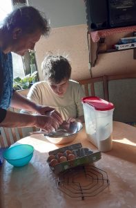 Milena pomaga pri domačih opravilih - peka palačink.