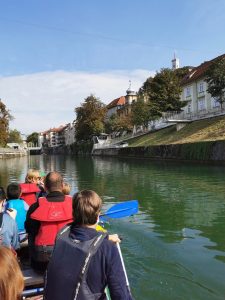 Veslanje po Ljubljanici - pogled na Čevljarski most