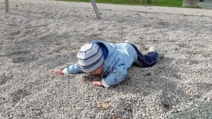 Otrok leži na pesku