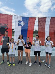 2022_Emilopen 2022_3 dan Brno z medaljami pod zastavo